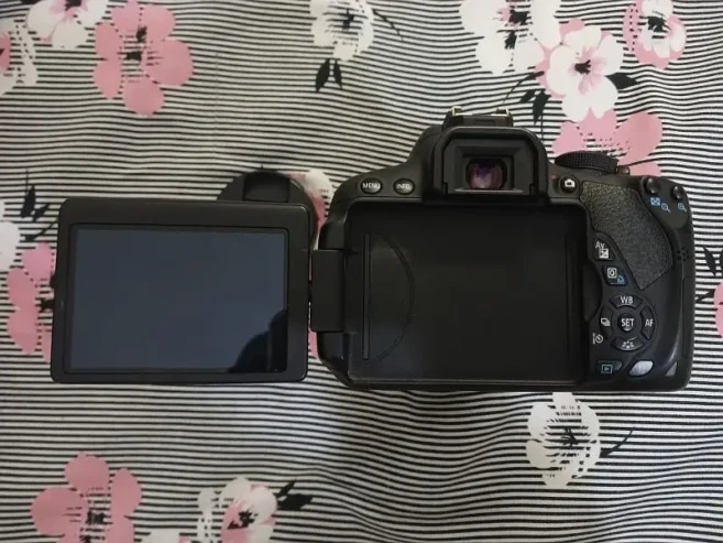 DSLR Camera Canon EOS 700D